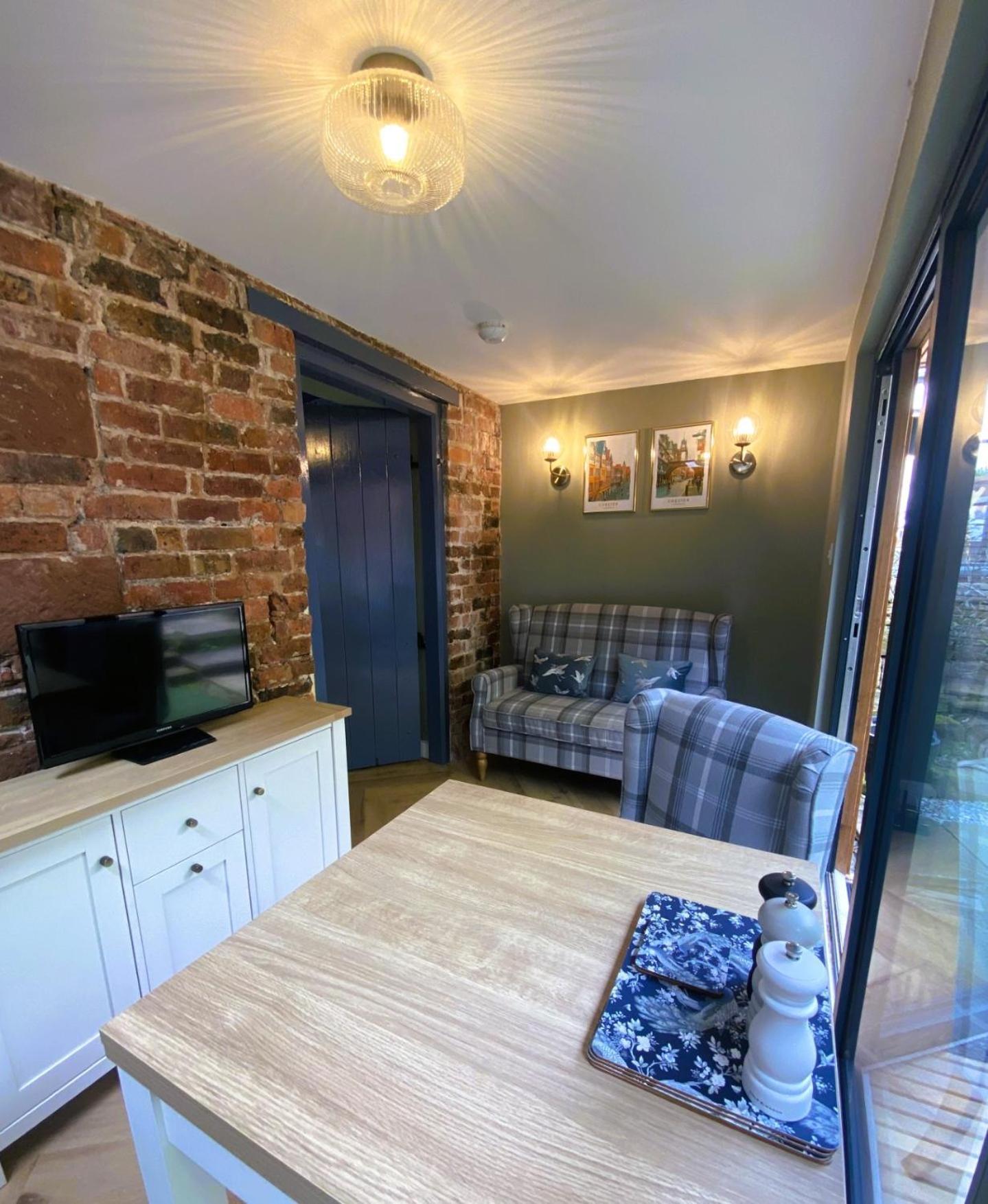 Stay In A Castle! Unique & Luxurious Historical Apartment, Self Contained, Free Parking & Wi-Fi Chester Eksteriør billede
