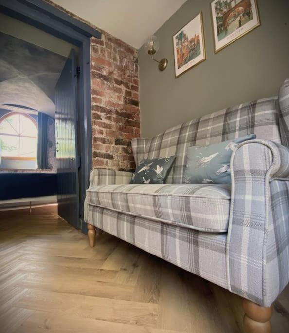 Stay In A Castle! Unique & Luxurious Historical Apartment, Self Contained, Free Parking & Wi-Fi Chester Eksteriør billede