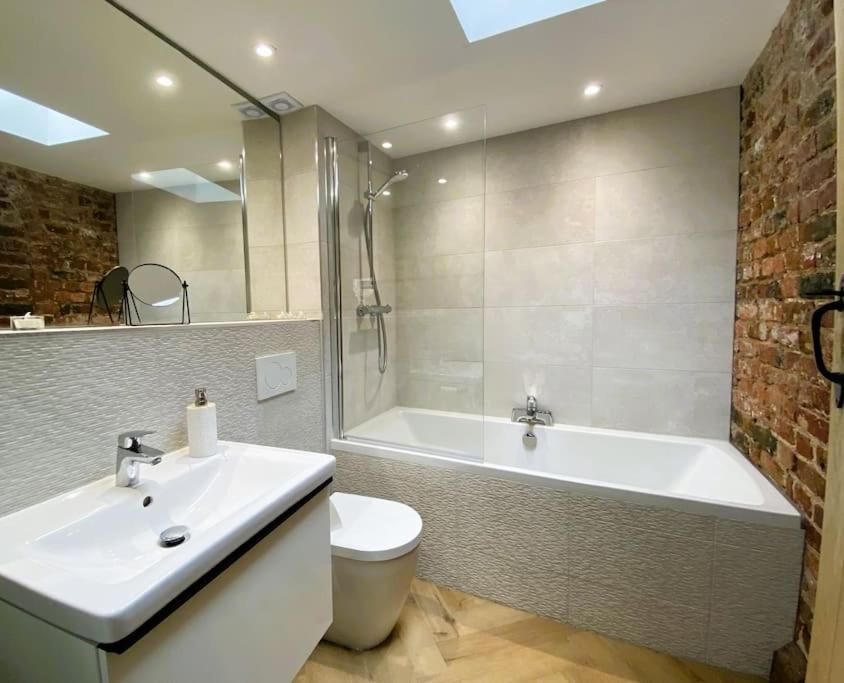 Stay In A Castle! Unique & Luxurious Historical Apartment, Self Contained, Free Parking & Wi-Fi Chester Eksteriør billede